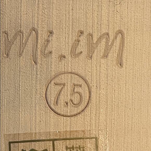 Mi. im Tan Suede Leather Stacked Heel Sandals. 7.5 - Picture 2 of 5